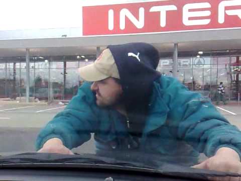 Becze a motorháztetőn