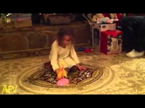 Questa bambina riceve il regalo di natale ma.. succede una cosa inaspettata..