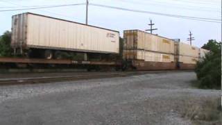 preview picture of video 'norfolk southern with union pacific in hagerstown md'