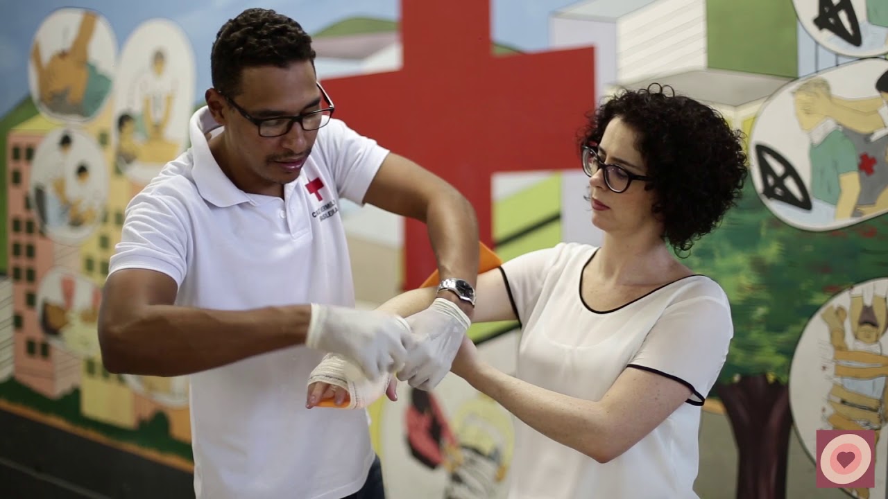 Como socorrer fraturas (fechada e exposta) de ossos (14/27)