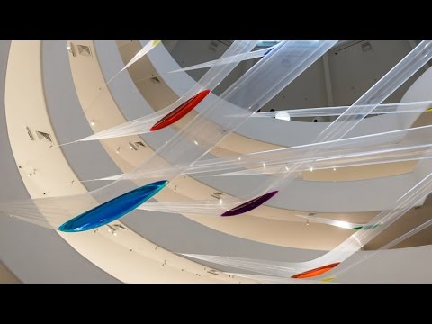 Στο βίντεο οι επιμελήτριες της έκθεσης Gutai: Splendid Playground, (Guggenheim Museum, Φεβρουάριος- Μάιος 2013), [[#Ming Tiampo [Μινγκ Τιάμπο]#]] και [[#Alexandra Munroe [Αλεξάντρα Μονρόε]#]] μιλούν για τις βασικές ιδέες, τις καταβολές, τους εκπροσώπους και τα έργα της ομάδας Γκουτάι. 