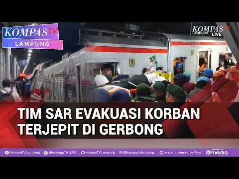 Tim Sar Evakuasi Korban Terjepit di Gerbong,Tabrakan KRL dan KA Argo Bromo Anggrek 5 Meninggal