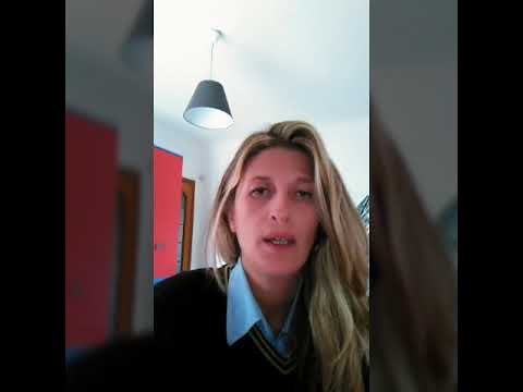 Dolore al collo vicino pomo dAdamo verso sinistra Un medico di nome articolazioni delle gambe