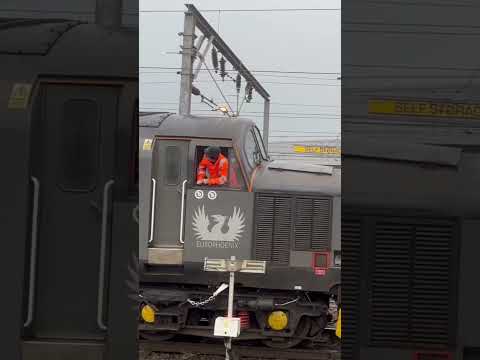 Two Class 37s THRASH out of Crewe station hauling a Class 197 #class37 #thrash