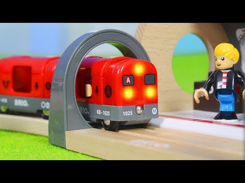 BRIO Zug im Metro Tunnel & Feuerwehrmann + Polizei Züge | Holz Spielsachen für Kinder deutsch