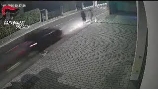 Pedoni falciati a Brescia da un'auto pirata: il video dell'investimento