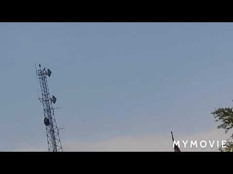 A tower with a strobe and incandescent beacon