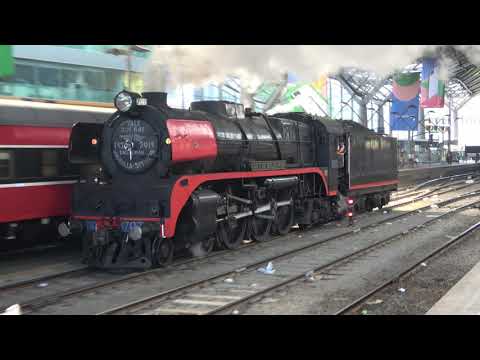 4K 1950s Steam Engine at Southern Cross Station Spencer St Melbourne - Old meets Modern