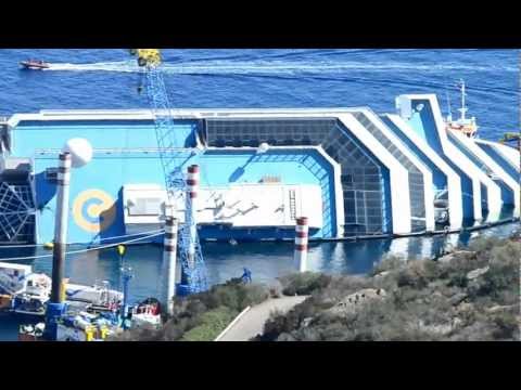 Die auf Grund gelaufene Cosa Concordia und die Küste der Insel Giglio