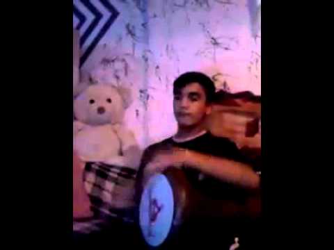 Burak svira za rustem tarabuka