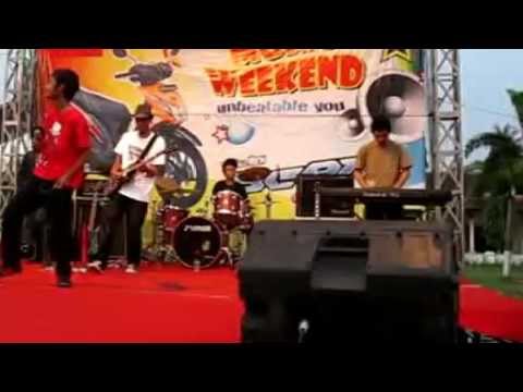 Julious band Menunggumu kembali Live