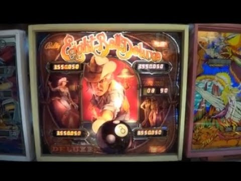 EIGHT BALL DELUXE PINBALL MACHINE - BY BALLY 1981 RARE EARLY MODEL WITH A FACTORY PLASTIC PLAYFIELD