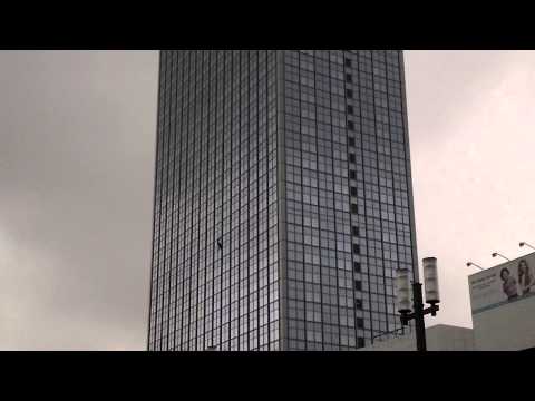 Salto nel vuoto ad Alexander Platz  a Berlino