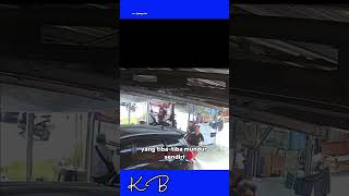 Download lagu The touching moment of a car wash employee saving a car that was reversing by itself mp3 Download lagu The touching moment of a car wash employee saving a car that was reversing by itself mp3