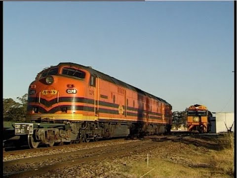 Australian streamliner diesel locomotives CLP8 & CLP17 - Parkes to Stockinbingal - January 2002.
