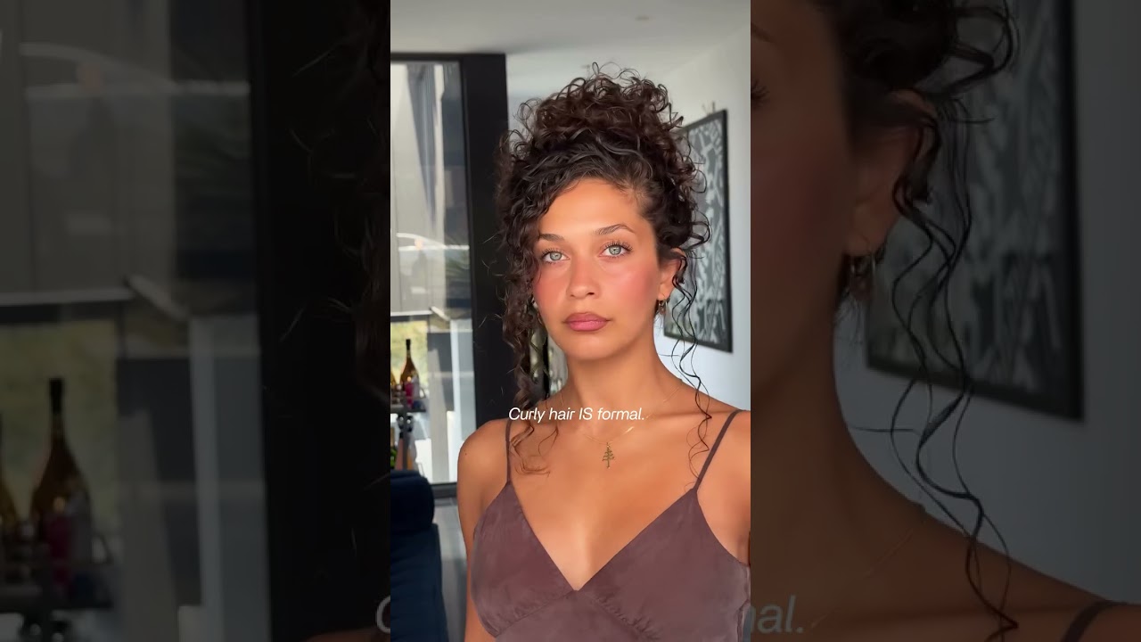 The perfect curly hairstyle 🦋 Formal events and curly hair should be best friends because you can