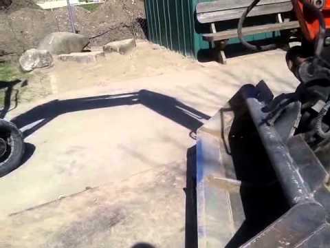 VIDEO: Cum sa desfaci berea ca un german (cu excavatorul)