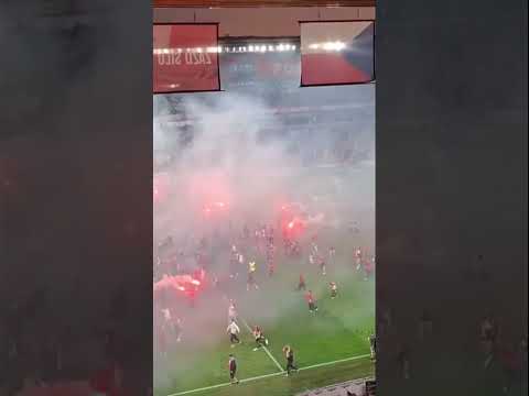 🚨 Envahissement de terrain fou, défaite sur tapis vert pour le Slavia Prague !