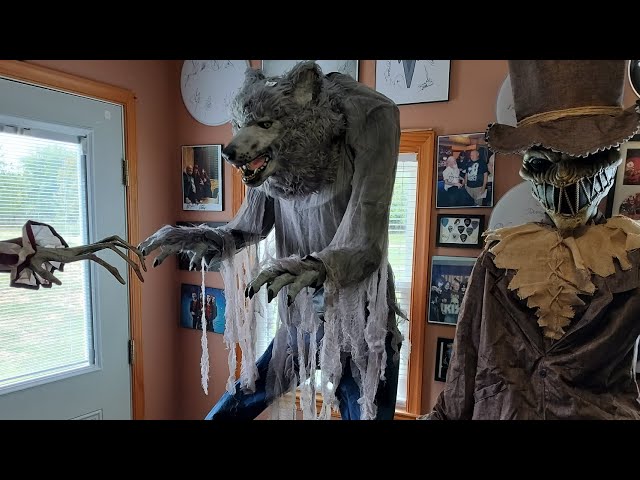 Vídeo relacionado con Haunted Hill Farm Hombre lobo animatrónico en cuclillas con movimiento, sonidos y ojos iluminados para decoración de Halloween aterradora, 61 x 45 x 76 cm