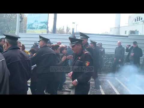 Prindërit e 18-vjeçarit të arrestuar: Djalit i kanë thyer gishtat - Top Channel Albania