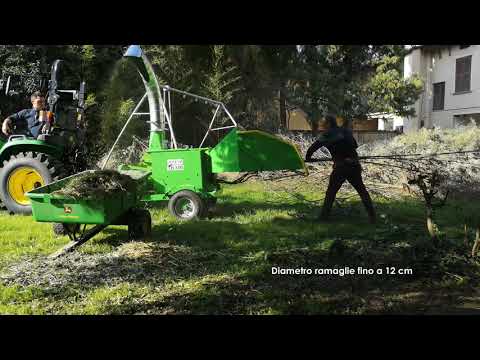 Cippatore Peruzzo TB 300 e John Deere 3038E