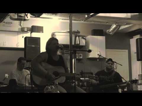 Shelby Horner After CMA Fest Cookout 2010 - Keep Me Off The Street.wmv