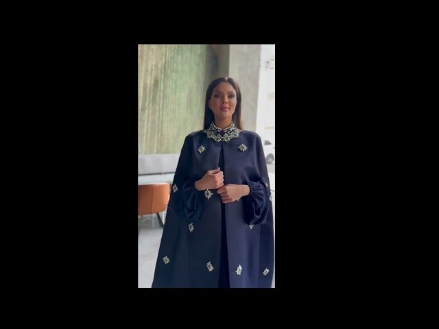 وشاح ملكي كحلي بفصوص فضي وحجر اخضر فاخر