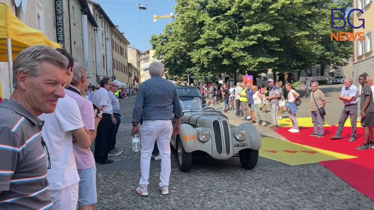 La Mille Miglia a Bergamo: centinaia di persone accolgono il passaggio delle auto d’epoca