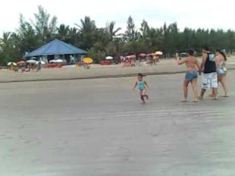 Samyra correndo da Agua da Praia