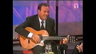 Julio Iglesias recordando la vida sigue igual con la guitarra
