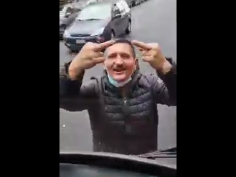SPUTANO SUL PARABREZZA, Minacciano e insultano l'autista dell'autobus