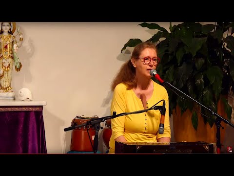 Stille Meditation und Mantrasingen Satsang mit Ananda Devi - Yoga Vidya Live 07:00 Uhr 28.08.2020