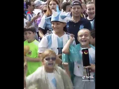 DOS NENAS CANTAN "MUCHACHOS ♫♬♪ " NUEVA LETRA, CON NUEVA LETRA , DESPUES DEL MUNDIAL