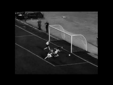 1975. "Динамо" (Киев) - "Акранес" - 3:0. Вратарь спасает свою команду от очередного гола!