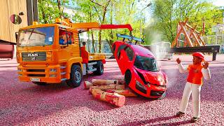 O caminhão guincho e os veículos de serviço levam o carro de brinquedo para a oficina mecânica!
