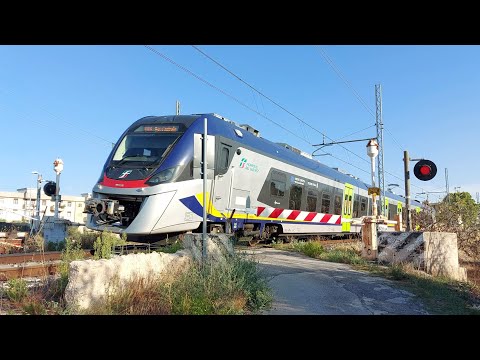 Passaggio a livello FS64 di Valenzano n.2: incrocio tra 2 ETR322 Newag da e per Adelfia.