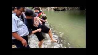 preview picture of video 'Fish Spa in River @ 'Tagal' Sungai Moroli, Kampung Luanti, Ranau, Sabah'
