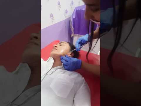 Gadis bersemangat menonton video online Diabetes dan potensi obat