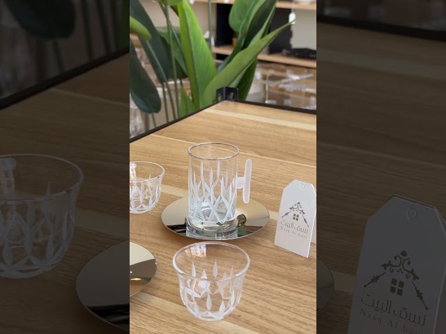 طقم شاهي وقهوة باللّون الفضي وبتفاصيل مميزة