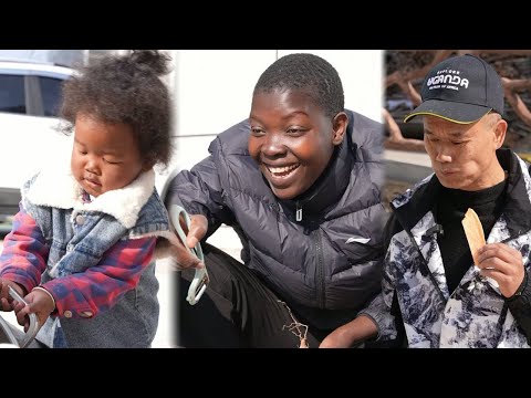 Yue Yue’s so strong now, she can already help out! Let’s put the sweet potato starch out to dry