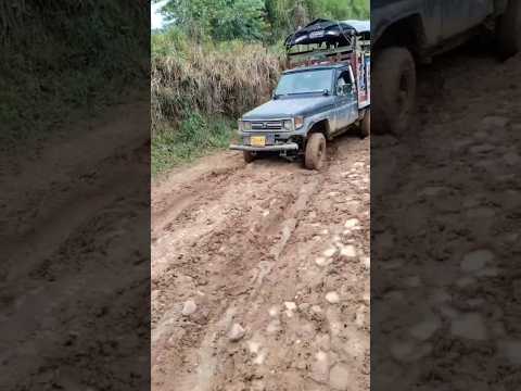 dificultades en las #trochas de cimitarra Santander,  aqui jamer luchando con su #toyota #campo