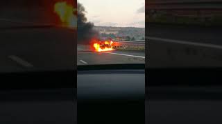 auto-prende-fuoco-rallentamenti-sull-a16-video