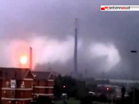 TG 28.11.12 Tromba d'aria sull'Ilva, crolla un camino. Dispersi e feriti // FLASH