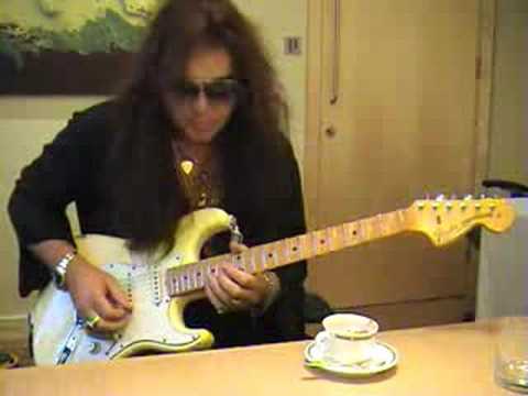 Yngwie Malmsteen -  fastest picker in the world