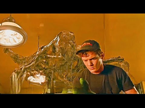 Aisa Larka Jo Super Spirits Ko Dekh Sakta Hai | Old Thomas Movie Explained in Hindi/Urdu