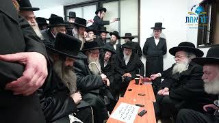 האדמו"ר מצאנז בניחום אבלים אצל הגר"ש אלתר מגור | Sanzer Rebbe Nichum Aveilim at Rav Shaul Alter