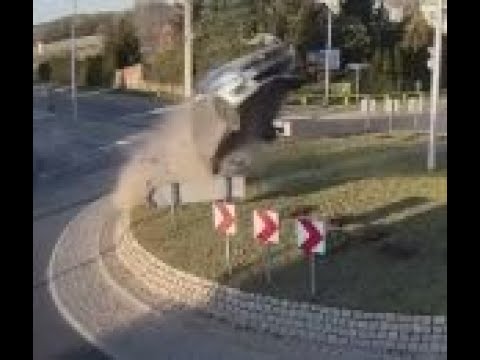 Une voiture décolle à un rond-point