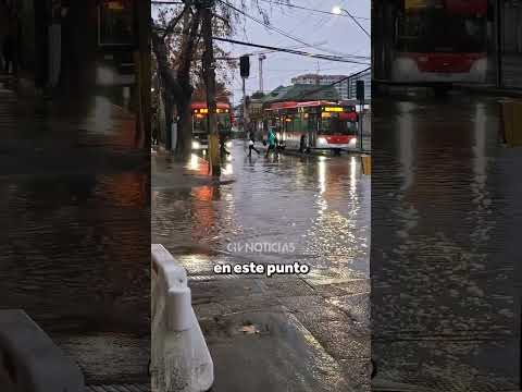 Anegamiento en Gran Avenida: Lluvias complican el tránsito de vehículos y peatones en El Bosque