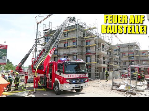[FLACHDACH EINES ROHBAUS IN VOLLBRAND] - Feuer auf einer Baustelle ~ Feuerwehr Neuss im Einsatz -