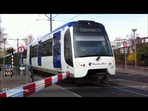 RET Metro RSG3 ontmoeting bij spoorwegovergang Kleiweg Rotterdam! op metrolijn E #RandstadRail